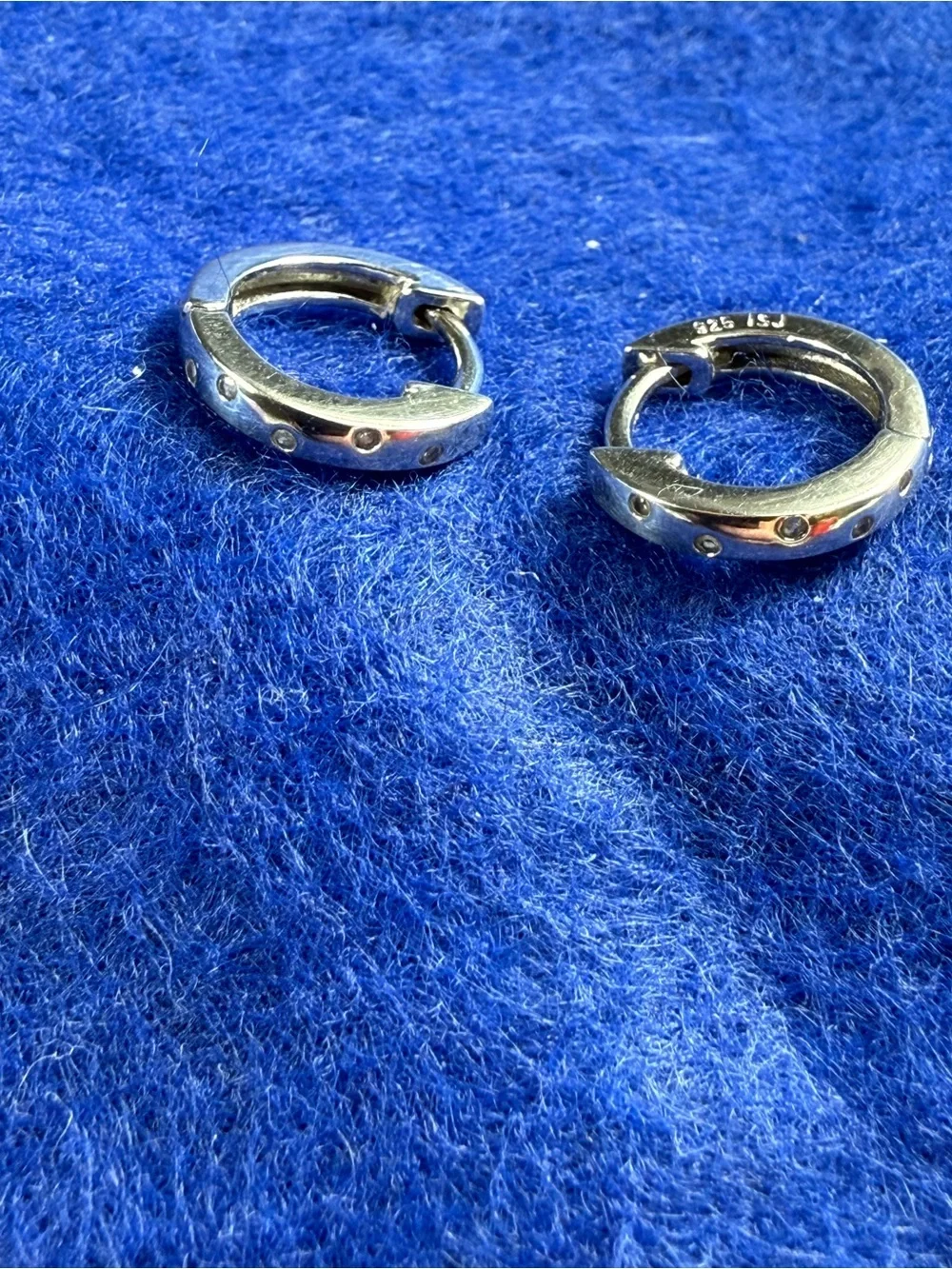 In Season Jewelry 925 Sterling Silver Staggered Gem Hoop earrings.